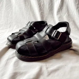 Black Fisherman Sandals