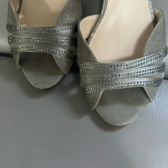 Pelle Moda new without box sandals size 8.5