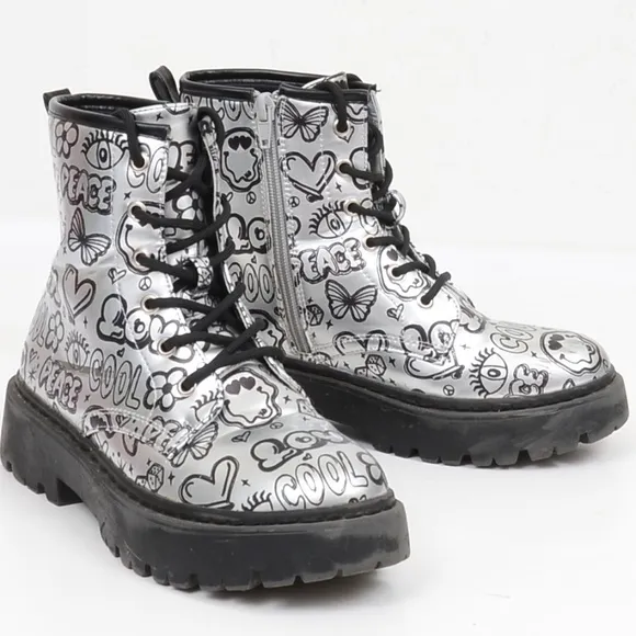 Steve Madden Kids' Jdrina Graffiti Print Combat Boot Silver Black Size 4