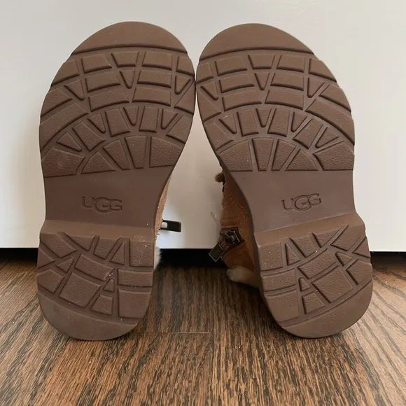 UGG Azell toddler/little kid size 9