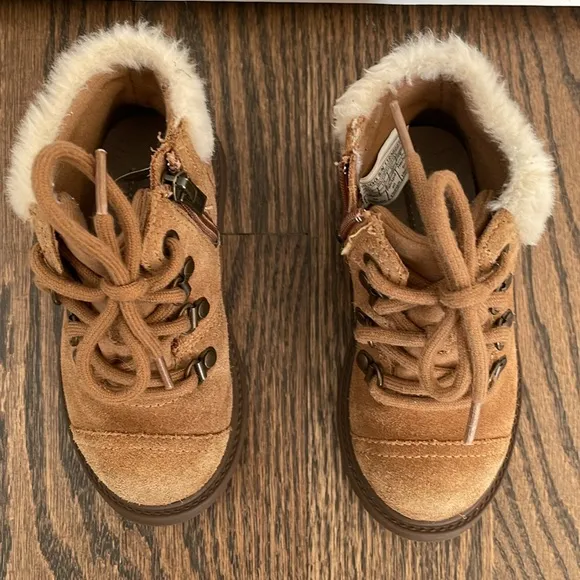 UGG Azell toddler/little kid size 9