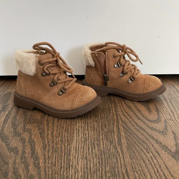 UGG Azell toddler/little kid size 9