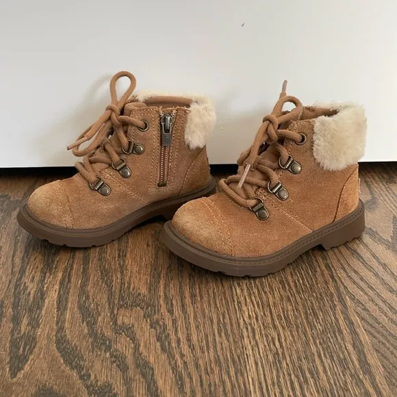 UGG Azell toddler/little kid size 9