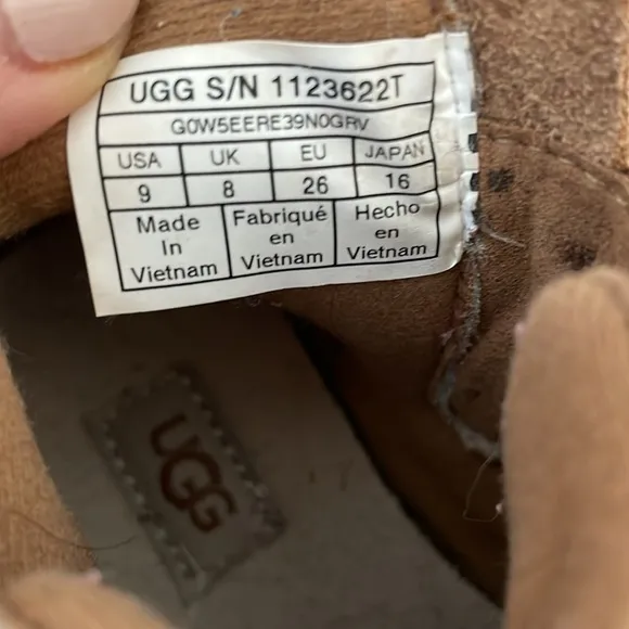 UGG Azell toddler/little kid size 9