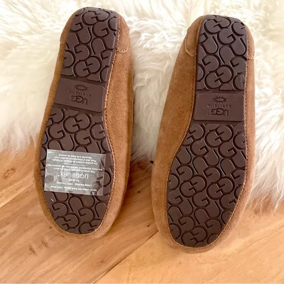 Ugg kids Dakota Moccasin slipper - chestnut - size 2 - brand new