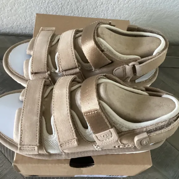UGG Kids' GoldenCoast Slingback Sandal, size 1